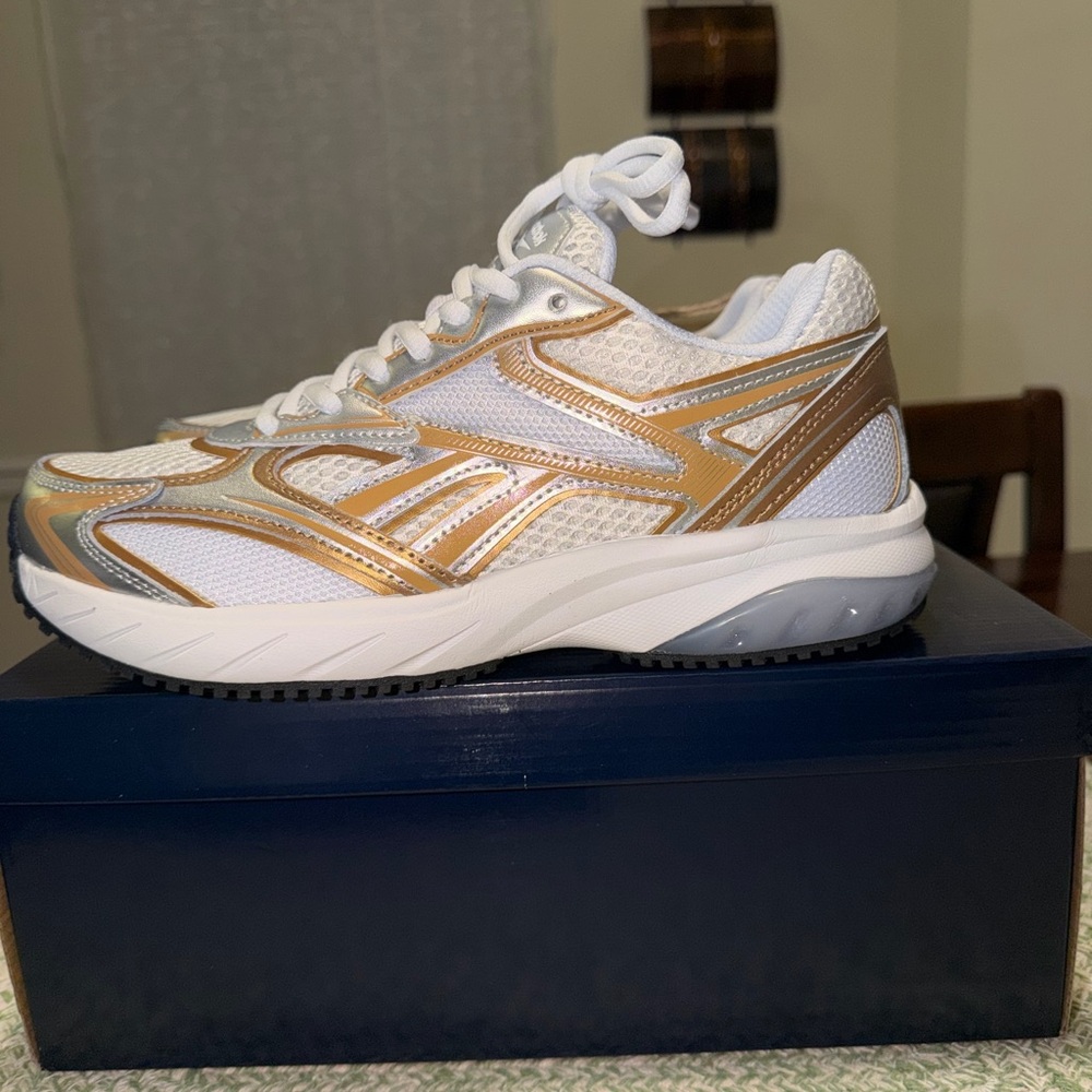 Reebok Women’s Ionic Bond White & Gold Athletic Sneakers size 8 new!!